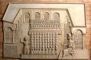 ישיבת סורא בבבל, המאה ה-5 לספירה, תבליט-שחזור.
© בית התפוצות, תצוגת הקבע, תל אביב http://www.bh.org.il
