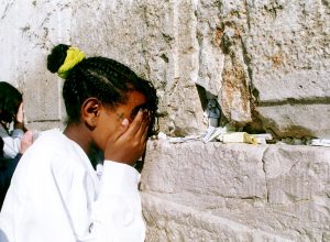 ילדה מתפללת ליד הכותל.
© www.israelimages.com / Karen Benzia
