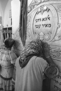 נשים מתפללות בקבר רבי מאיר.
© לשכת העיתונות הממשלתית, מחלקת הצילומים, ירושלים. צילום: יעקב סער
