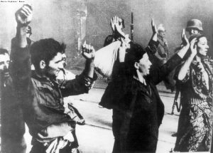יהודים נכנעים במהלך הדיכוי של מרד גטו ורשה.
© ארכיון הצילומים, בית לוחמי הגטאות - www.gfh.org.il
