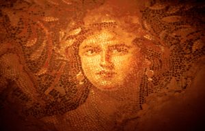 דמות אישה, רצפת פסיפס, ציפורי העתיקה, המאה ה-3 לספירה.
© www.Israelimages.com / חנן ישכר