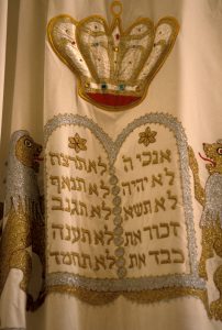 עיטור לוחות הברית על פרוכת ארון קודש.
/ Israelimages.com © ישראל טלבי
