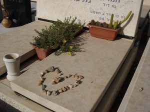 קבר ועליו אבנים בצורת לב.
© www.israelimages.com / Israel Talby 