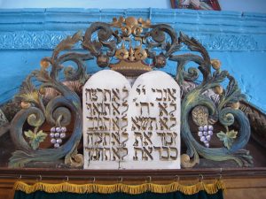 עיטור של לוחות הברית, בית הכנסת קארו, צפת.
/ Israelimages.com © ישראל טלבי