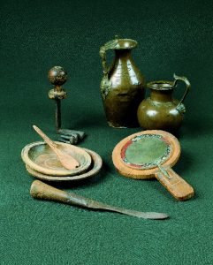 חפצים שנתגלו במערה ליד המלח.
© באדיבות רשות העתיקות. צילום: מוזיאון ישראל ירושלים