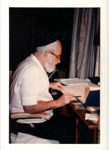 הרב מרדכי ברויאר בחדר עבודתו.
© באדיבות אלישבע הכהן, בתו של הרב ברויאר
