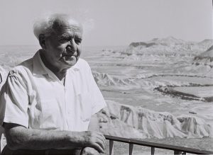 דוד בן-גוריון על רקע נוף המדבר.
© צילום: פריץ כהן, לשכת העיתונות הממשלתית, מחלקת הצילומים, ירושלים