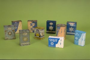 קופסאות כחולות של הקרן הקיימת לישראל. 
© לשכת העיתונות הממשלתית, מחלקת הצילומים, ירושלים