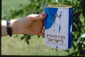 קופסה כחולה, שנות הארבעים של המאה ה-20. 
© לשכת העיתונות הממשלתית, מחלקת הצילומים, ירושלים
