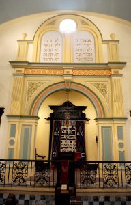 ארון הקודש, בית הכנסת בהונג קונג. 
© לשכת העיתונות הממשלתית, מחלקת הצילומים, ירושלים. צילום: משה מילנר