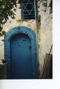 המערה - חדר מתחת לבית הכנסת של ר' יוסף קארו, צפת. 
