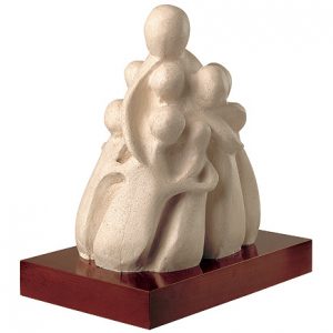 חנה ושבעת בניה, פסל אבן  של רות קולמן.
© רות קולמן, Ruth Coleman